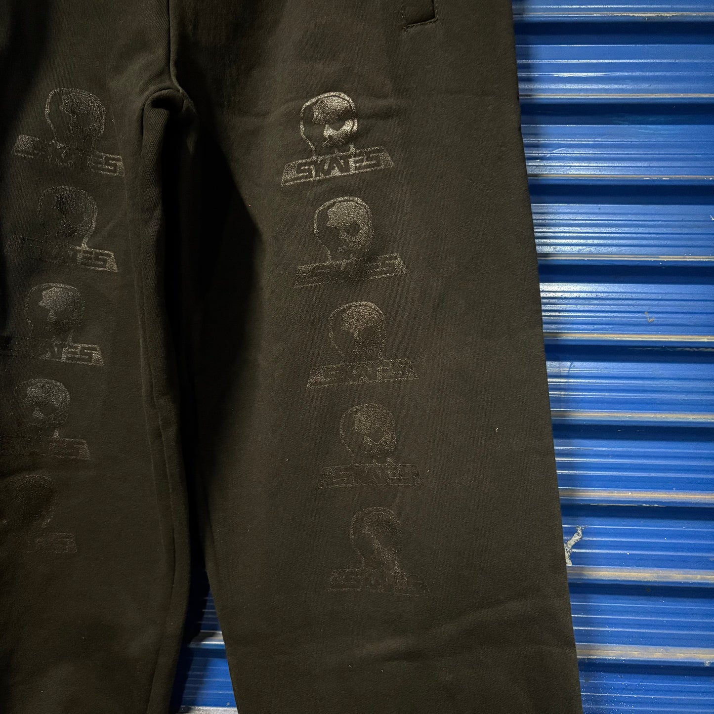 スカルロゴ ロゴ スウェットパンツ ブラックアウト(ブラックxブラックプリント)