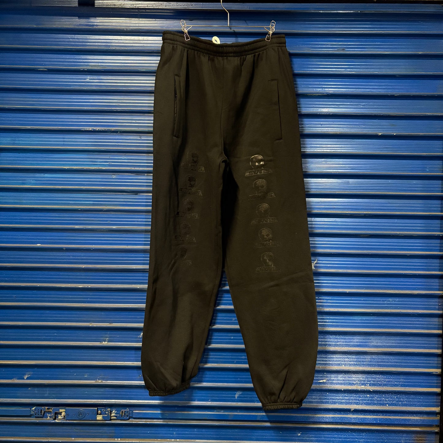 スカルロゴ　ロゴ　スウェットパンツ ブラックアウト（ブラックｘブラックプリント）