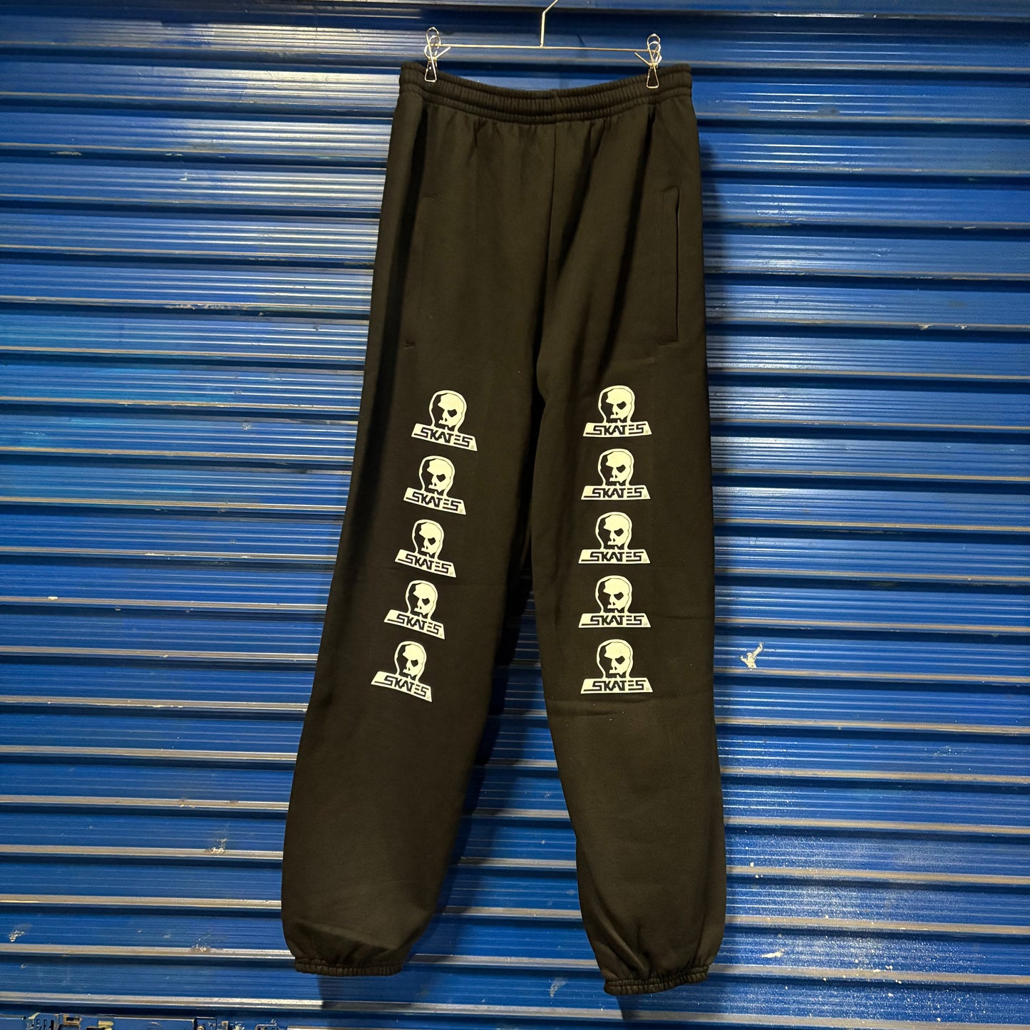 スカルロゴ　ロゴ　スウェットパンツ （ブラックｘホワイトプリント）